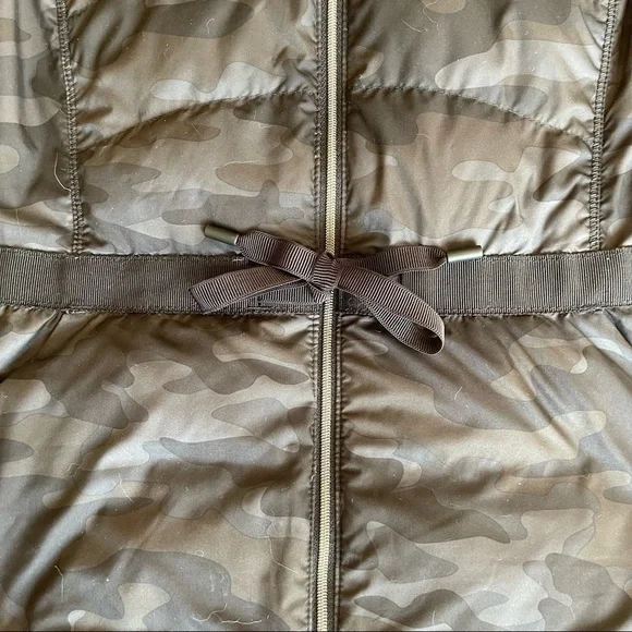 Lululemon | Spring Fling Puffy Vest | Lotus Camo Black | Size 2 - Picture 4 of 12